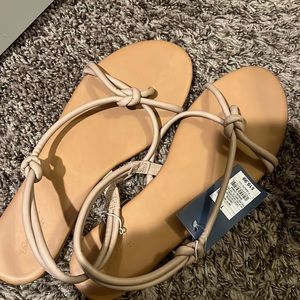 Universal Thread sandals NWT